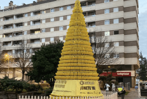 RECICLOS anima a los ciudadanos a seguir reciclando con árboles de Navidad hechos con latas y botellas de plástico