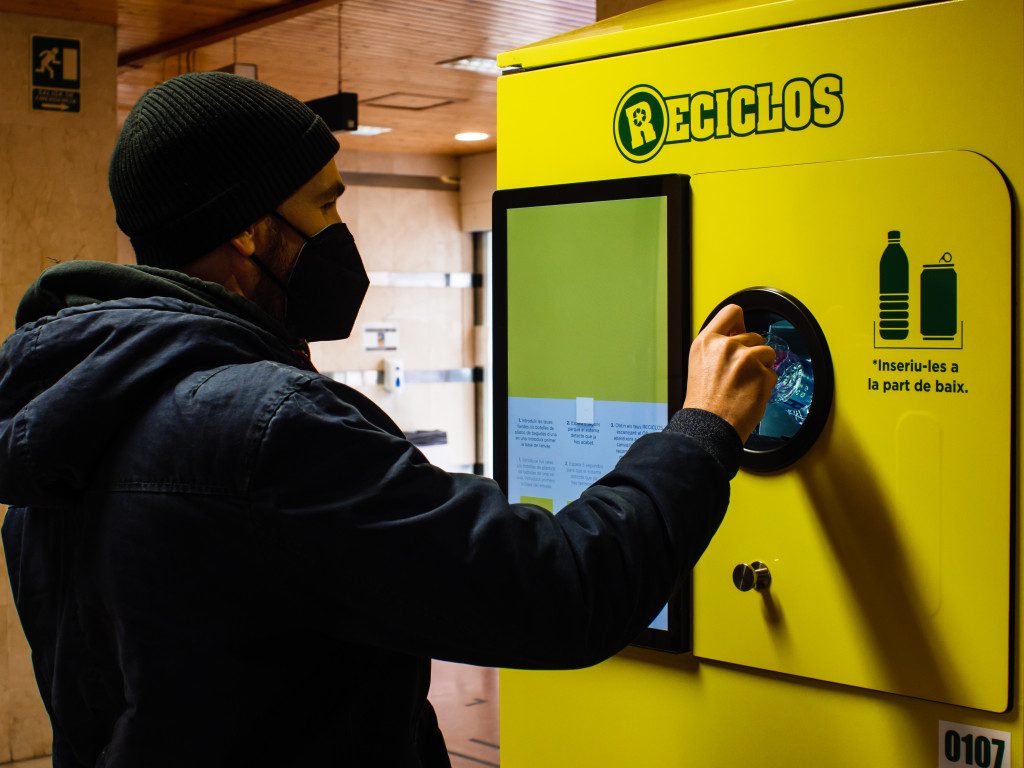 Los valencianos ya reciben recompensas por reciclar en contenedores amarillos y máquinas gracias a RECICLOS